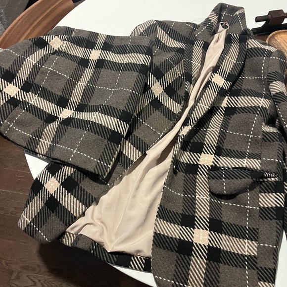 Trendy skirt and blazer set! - Picture 2 of 6